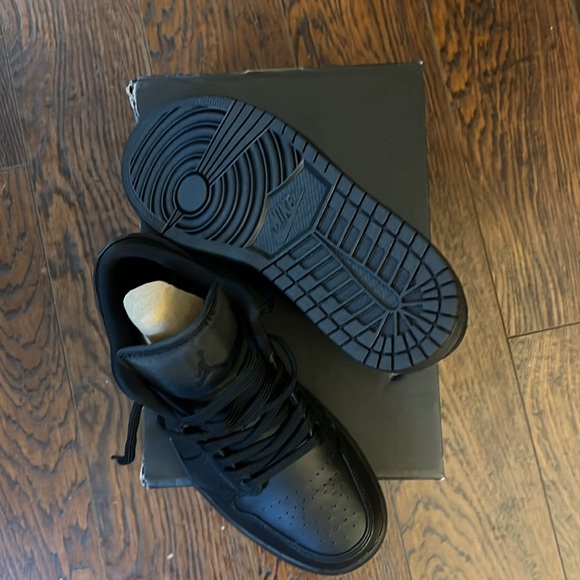 Air Jordan Low Triple Black Size 7 Men’s or women’s 8.5 - Picture 5 of 14